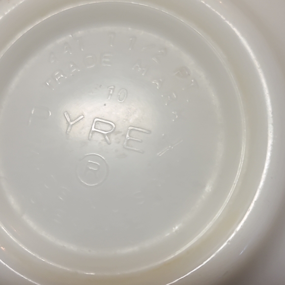 Vintage Pyrex Dish - Picture 5 of 5